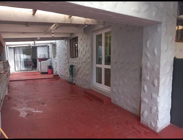 4 BEDROOM FREESTANDING FOR SALE IN LENTEGEUR